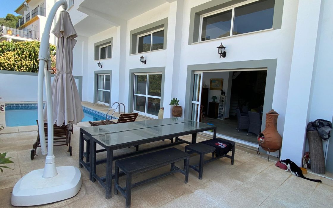 Gran casa de pueblo con garage