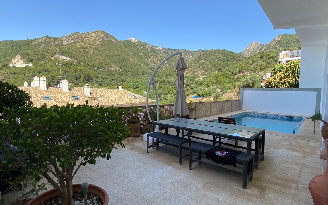 Gran casa de pueblo con garage