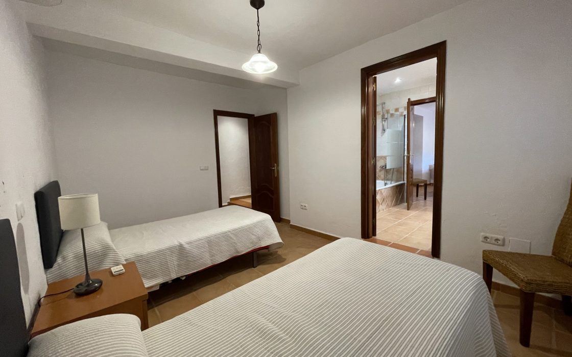 Estupenda Vivienda con cuadras y terreno en sitio protegido por Coin, Malaga