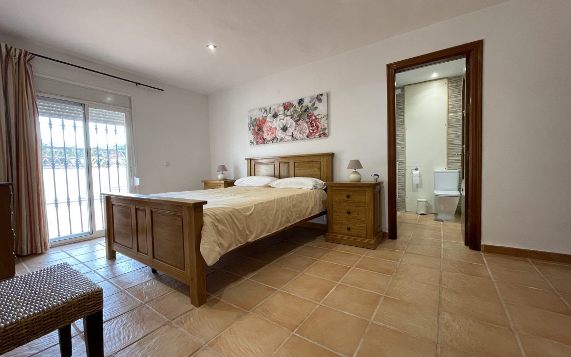 Estupenda Vivienda con cuadras y terreno en sitio protegido por Coin, Malaga