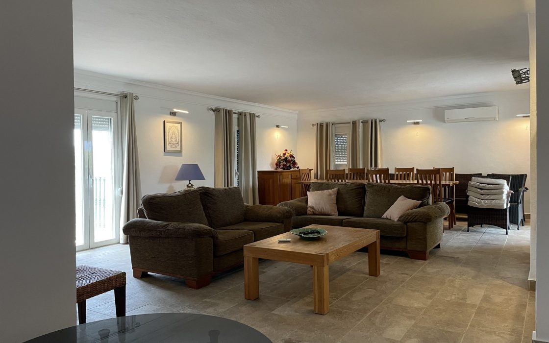 Estupenda Vivienda con cuadras y terreno en sitio protegido por Coin, Malaga