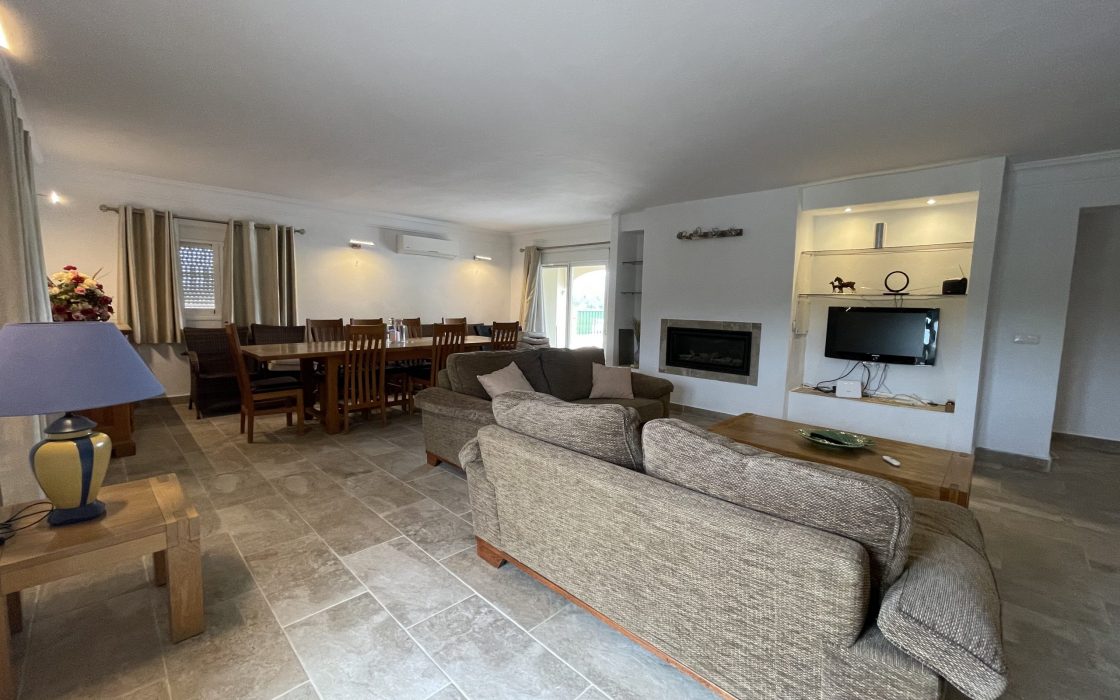 Estupenda Vivienda con cuadras y terreno en sitio protegido por Coin, Malaga