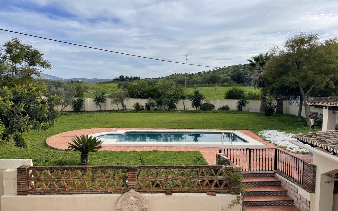 Estupenda Vivienda con cuadras y terreno en sitio protegido por Coin, Malaga