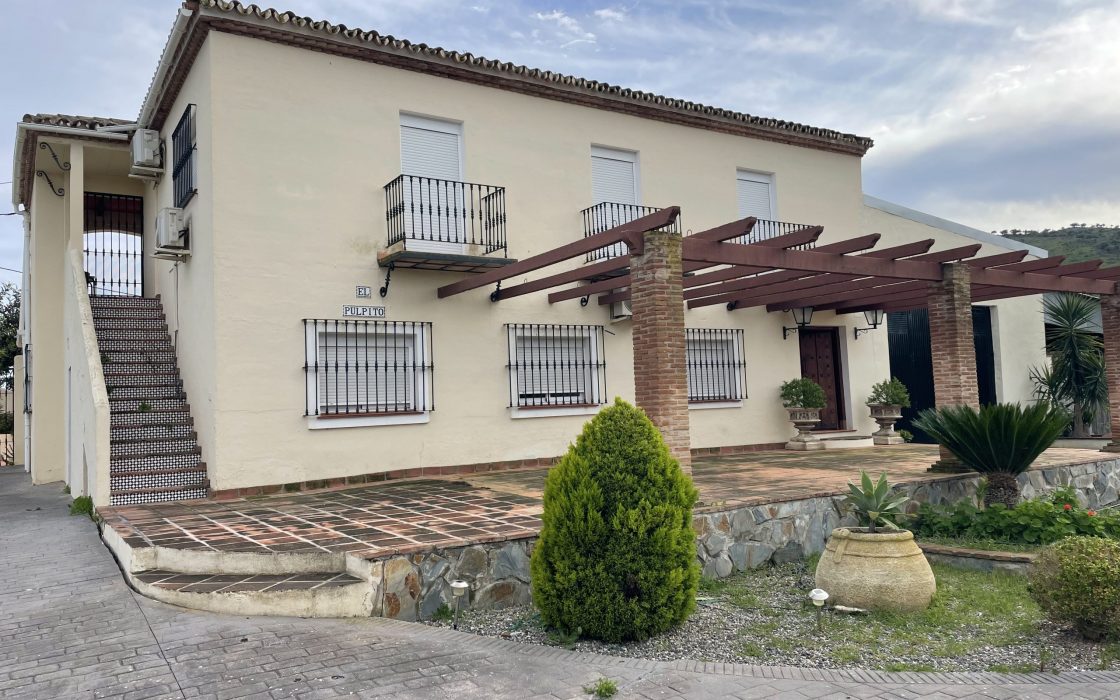 Estupenda Vivienda con cuadras y terreno en sitio protegido por Coin, Malaga