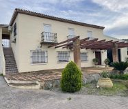 Estupenda Vivienda con cuadras y terreno en sitio protegido por Coin, Malaga