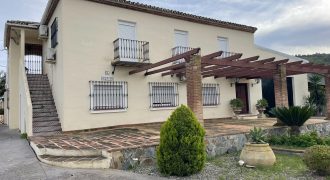 Estupenda Vivienda con cuadras y terreno en sitio protegido por Coin, Malaga