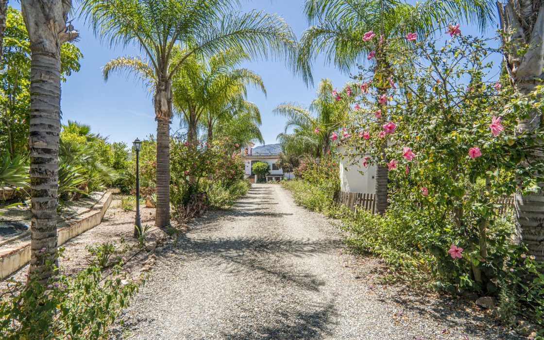 Chalet sostenible con energia solar y entorno natural en Cartama.