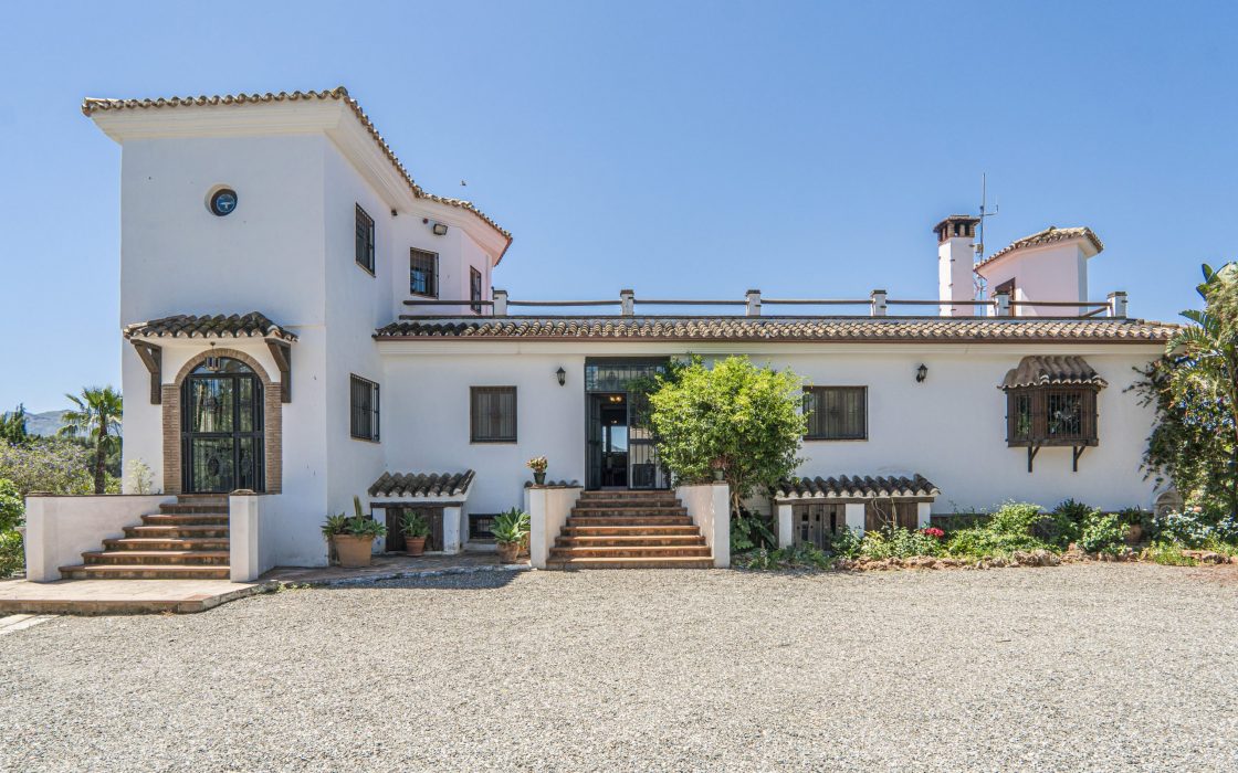 Chalet sostenible con energia solar y entorno natural en Cartama.