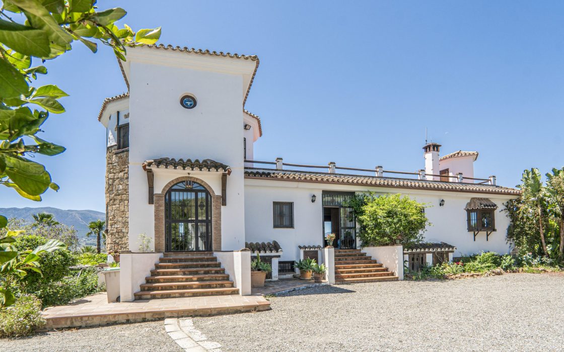 Chalet sostenible con energia solar y entorno natural en Cartama.