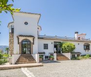 Chalet sostenible con energia solar y entorno natural en Cartama.