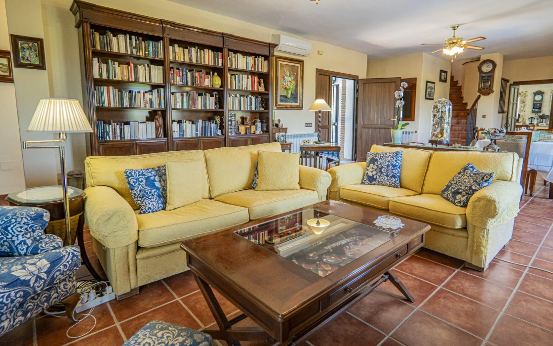 Chalet sostenible con energia solar y entorno natural en Cartama.