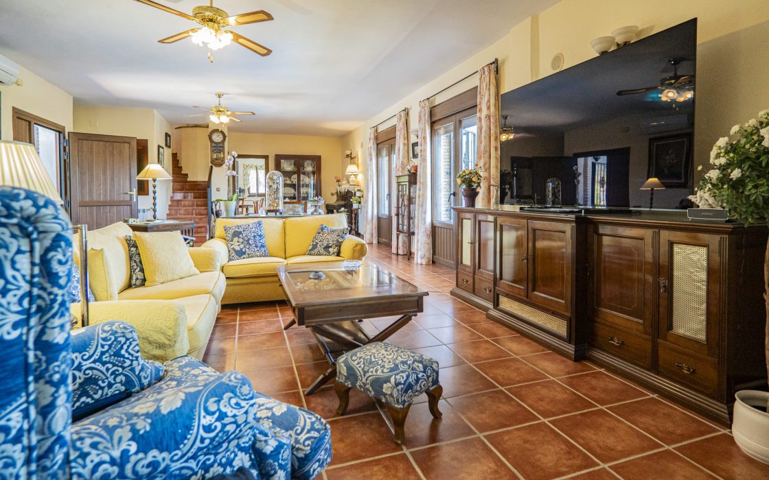 Chalet sostenible con energia solar y entorno natural en Cartama.