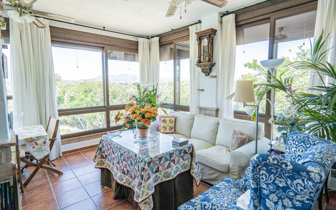 Chalet sostenible con energia solar y entorno natural en Cartama.