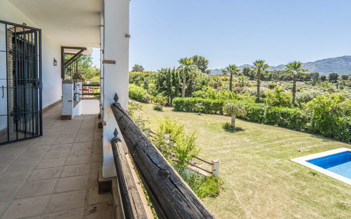 Chalet sostenible con energia solar y entorno natural en Cartama.