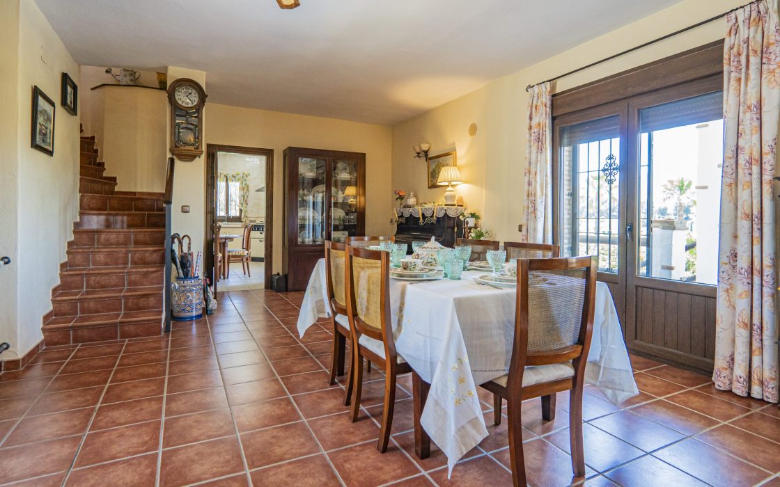 Chalet sostenible con energia solar y entorno natural en Cartama.