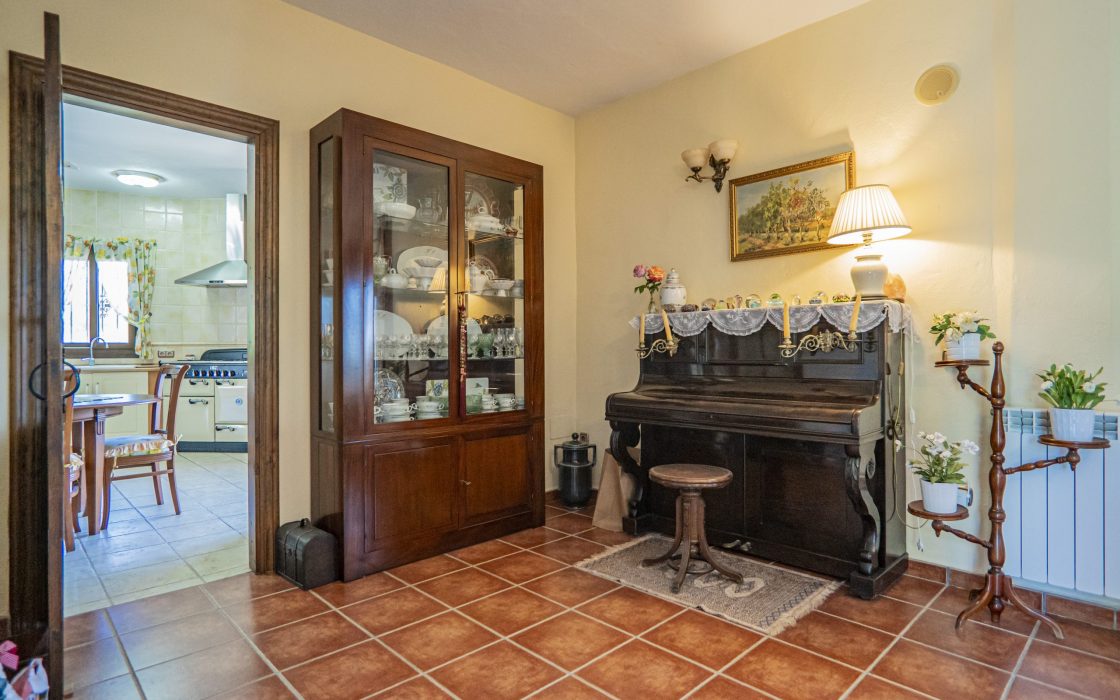 Chalet sostenible con energia solar y entorno natural en Cartama.