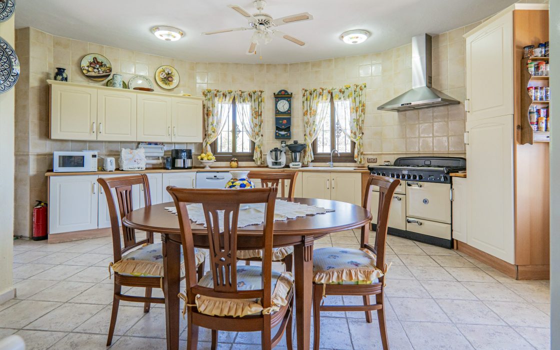 Chalet sostenible con energia solar y entorno natural en Cartama.