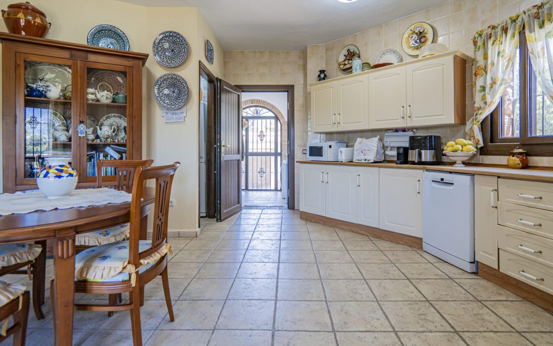 Chalet sostenible con energia solar y entorno natural en Cartama.