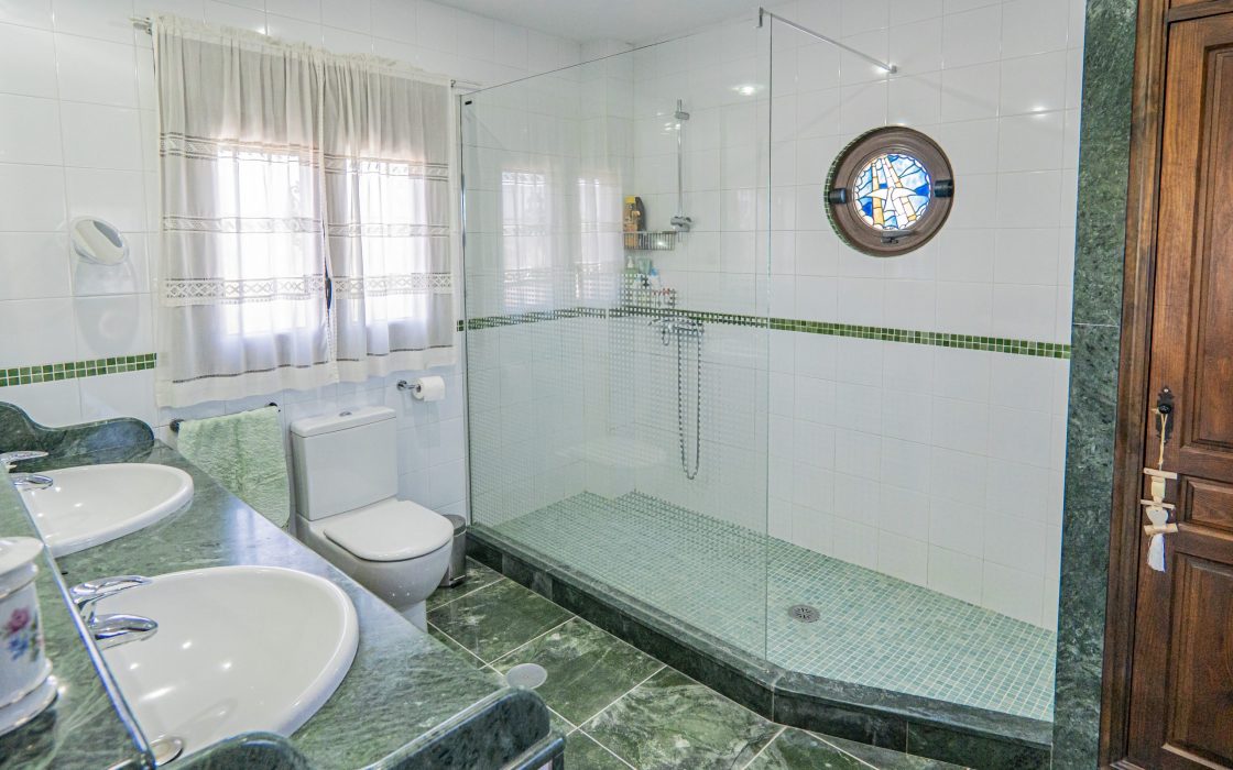 Chalet sostenible con energia solar y entorno natural en Cartama.