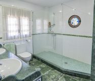 Chalet sostenible con energia solar y entorno natural en Cartama.