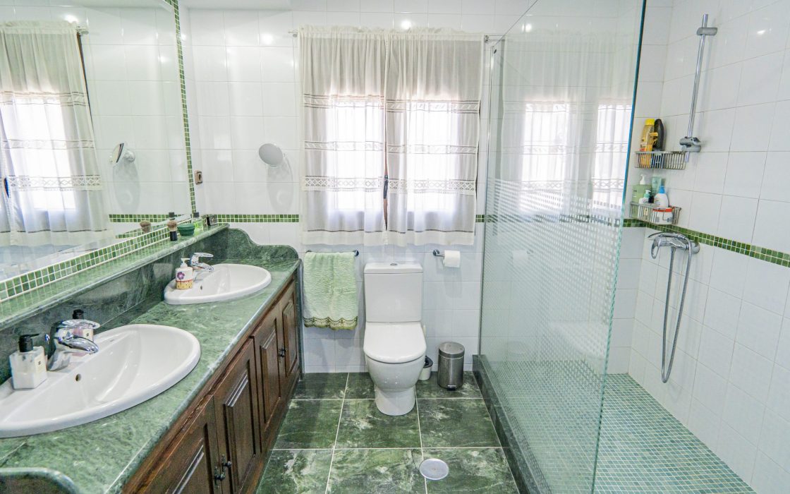 Chalet sostenible con energia solar y entorno natural en Cartama.