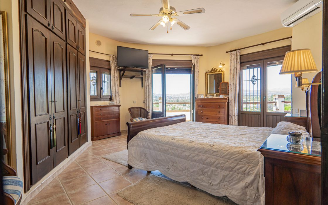 Chalet sostenible con energia solar y entorno natural en Cartama.