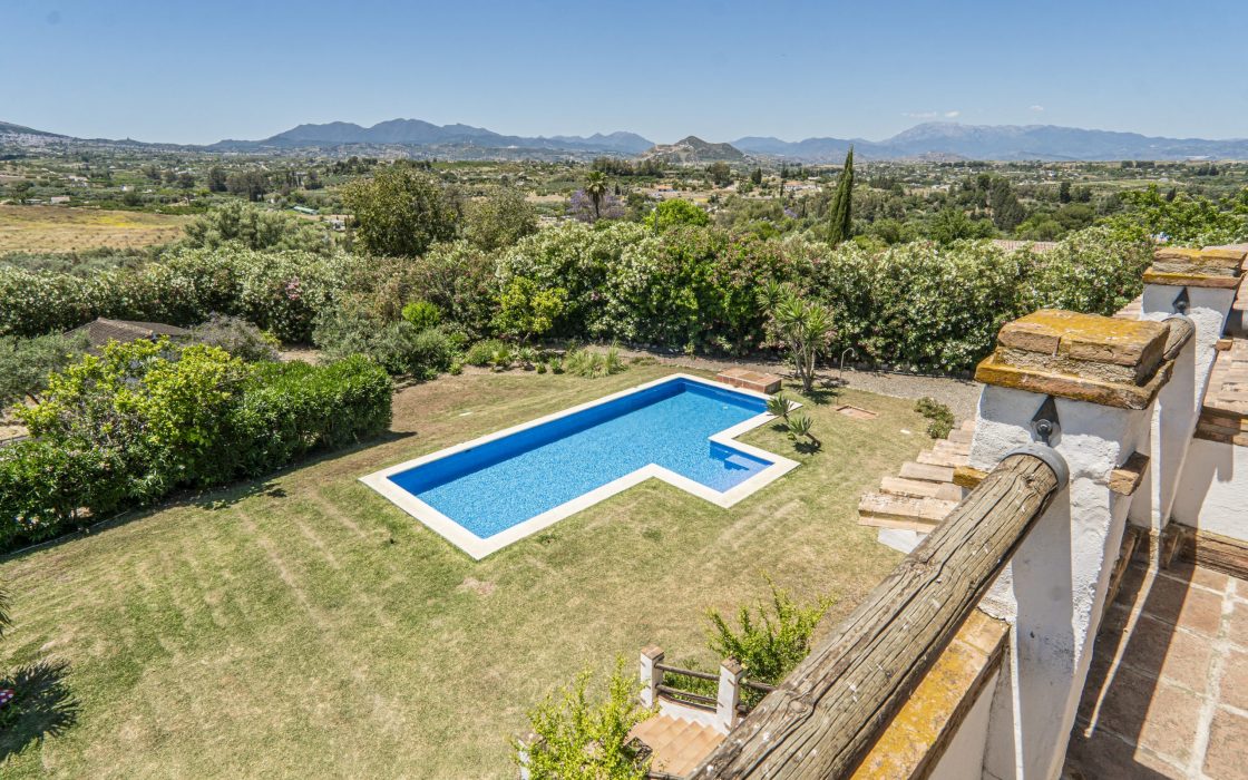 Chalet sostenible con energia solar y entorno natural en Cartama.