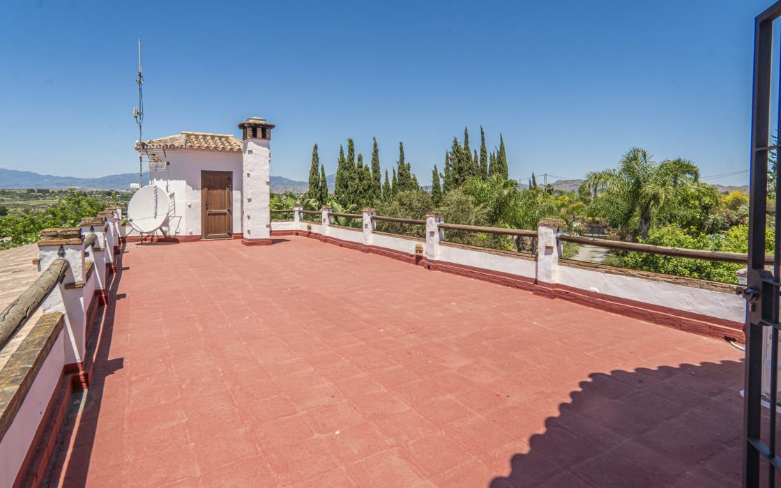 Chalet sostenible con energia solar y entorno natural en Cartama.