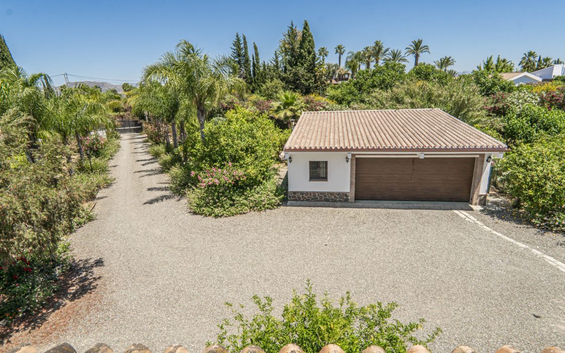 Chalet sostenible con energia solar y entorno natural en Cartama.