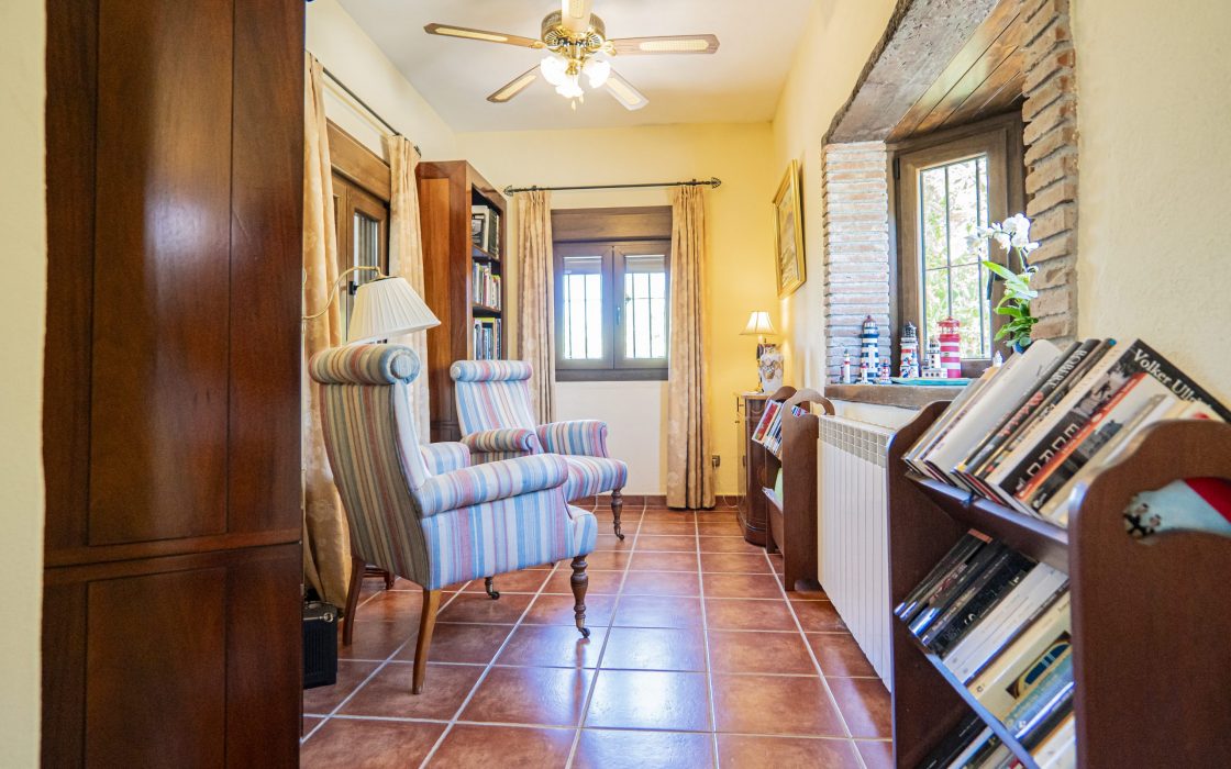 Chalet sostenible con energia solar y entorno natural en Cartama.