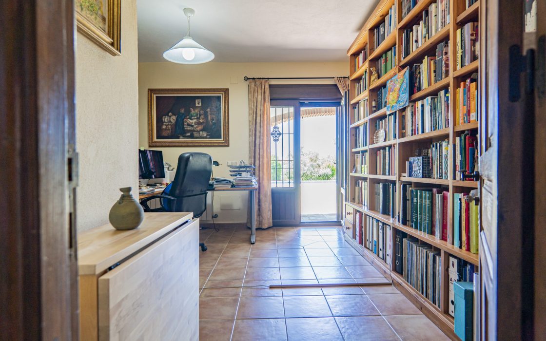 Chalet sostenible con energia solar y entorno natural en Cartama.