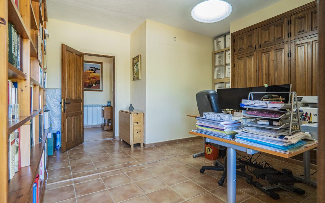 Chalet sostenible con energia solar y entorno natural en Cartama.