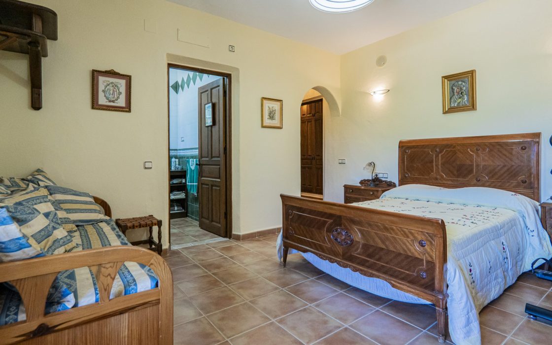 Chalet sostenible con energia solar y entorno natural en Cartama.