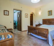 Chalet sostenible con energia solar y entorno natural en Cartama.