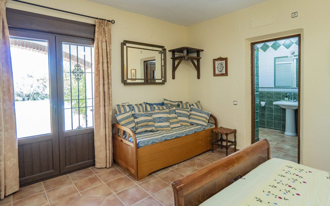 Chalet sostenible con energia solar y entorno natural en Cartama.