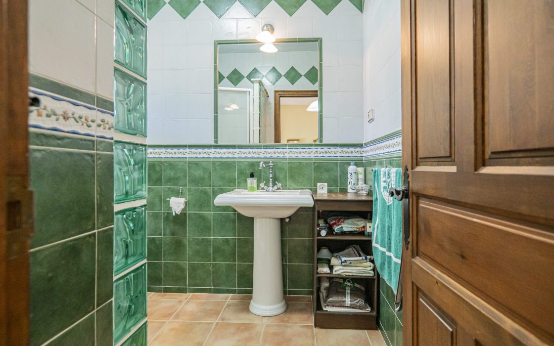 Chalet sostenible con energia solar y entorno natural en Cartama.