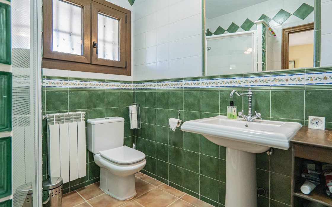 Chalet sostenible con energia solar y entorno natural en Cartama.