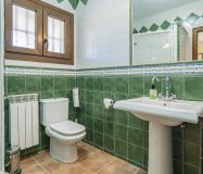 Chalet sostenible con energia solar y entorno natural en Cartama.