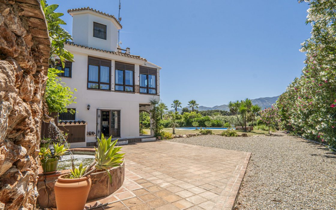 Chalet sostenible con energia solar y entorno natural en Cartama.