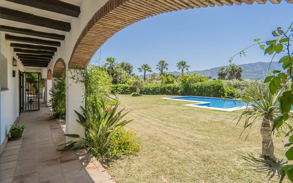 Chalet sostenible con energia solar y entorno natural en Cartama.