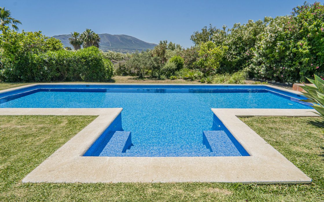 Chalet sostenible con energia solar y entorno natural en Cartama.