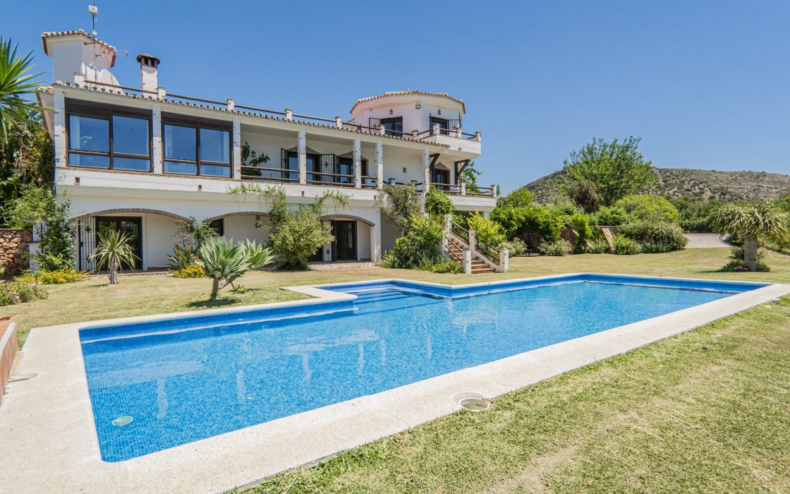 Chalet sostenible con energia solar y entorno natural en Cartama.