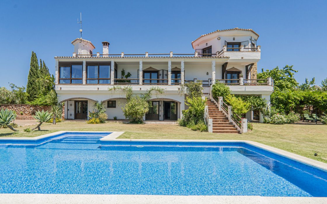 Chalet sostenible con energia solar y entorno natural en Cartama.