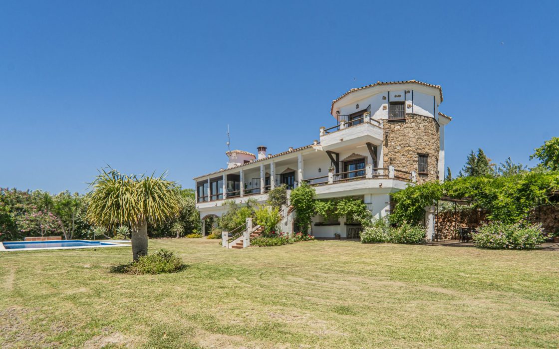 Chalet sostenible con energia solar y entorno natural en Cartama.