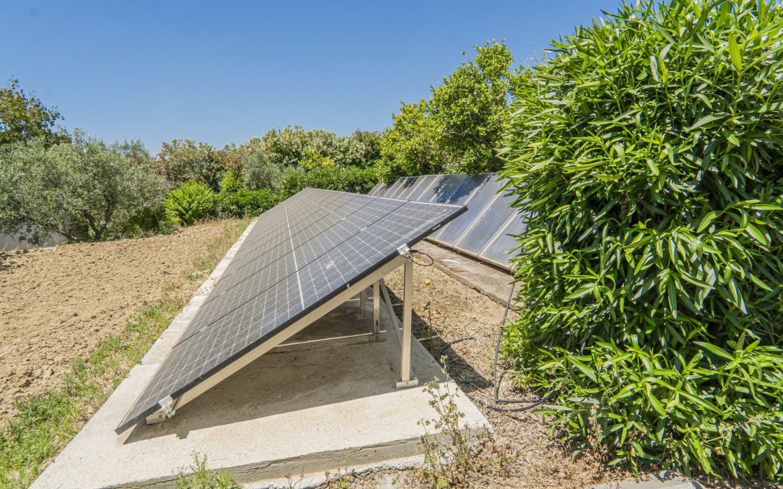 Chalet sostenible con energia solar y entorno natural en Cartama.